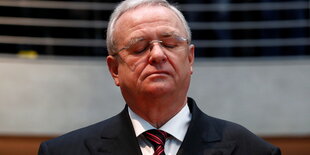 Martin Winterkorn mit geschlossenen Augen