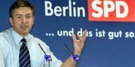 Klaus Wowereit steht vor einem Parteilogo der SPD