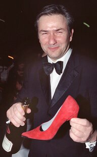 Klaus Wowereit mit einem roten Damenschuh Klaus Wowereit mit einem roten Damenschuh