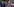 Emmanuel Macron steht hinter einer Absperrung, auf der anderen Seite viele Menschen, die mit dem Handy filmen. Er wird von einem Mann geschlagen