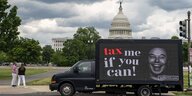 Ein Auto mit einem Plakat steht vor dem Kapitol in Washington