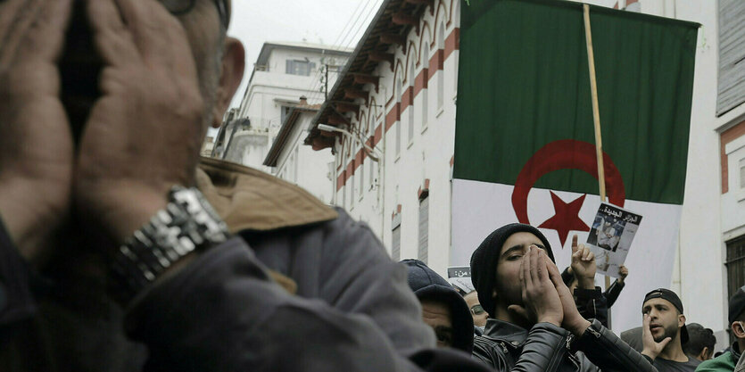 Menschen protestieren