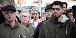 Eine Gruppe von menschen, alle schauen ernst