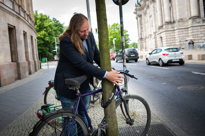 Anton Hofreiter (Bündnis 90 / Die Grünen) mit seinem Fahrrad vor dem Reichstagsgebäude in Berlin