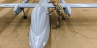 Ein Bundeswehrsoldat inspiziert eine Drohne