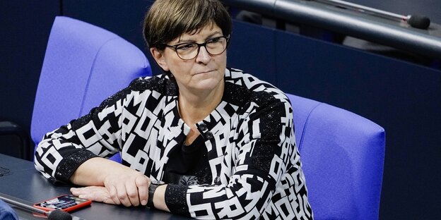 Saskia Esken auf ihrem Platz im Bundestag