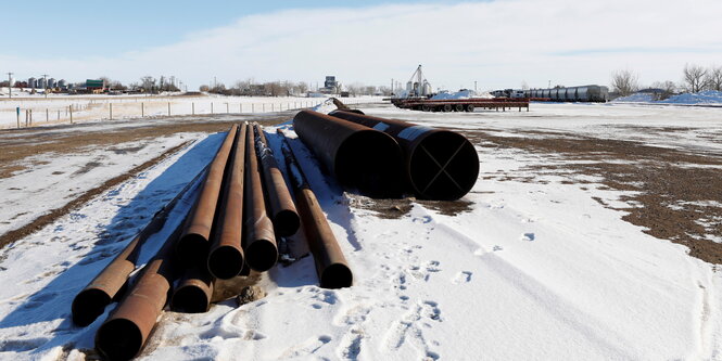 Lange Metallröhren auf Schnee