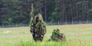 Getarnte Scharfschützen des KSK im Gelände