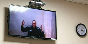 Eine Fernsehbildschirm mit dem Bild des inhaftierten Alexei Nawalny