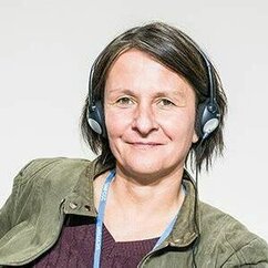 Portrait einer Frau mit Kopfhörern