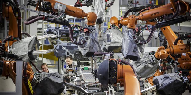 Industrieroboter in der Autoproduktion