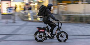 Ein Fahrradkurier des Lieferdienstes Gorillas in Stuttgart