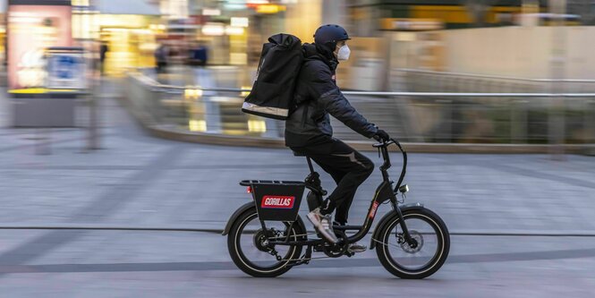 Ein Fahrradkurier des Lieferdienstes Gorillas in Stuttgart