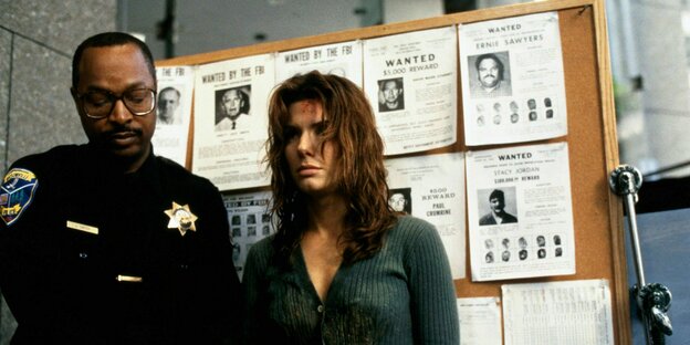 Szene aus dem Film: EIn Polizist mit Angela Bennett (Sandra Bullock)