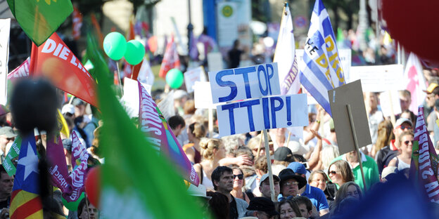 Anti-G7-Demonstranten in München protestieren gegen TTIP.
