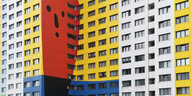 Ein bunt angemaltes Hochhaus in Berlin. Der Künstler Gustavo hat es gestaltet
