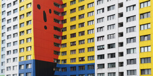 Ein bunt angemaltes Hochhaus in Berlin. Der Künstler Gustavo hat es gestaltet