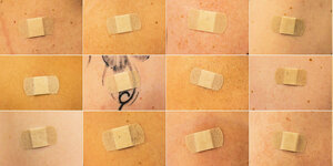 Tableau mit Aufnahmen von Pflastern, die nach einer Corona-Impfung auf Oberarmen angebracht wurden