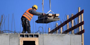 Ein Bauarbeiter auf einer Baustelle