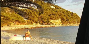 Ein Mann in Badehose am Strand