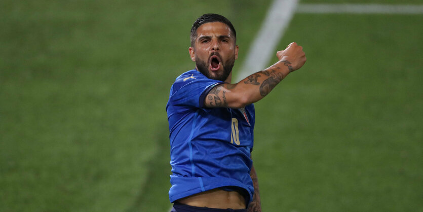 Fußballprofi Insigne jubelt mit emporgestreckter Faust