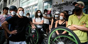 Gorillas Mitarbeiter:innen mit umgedrehten Fahrrädern blockieren Verteilzentrum im Prenzlauer BergM