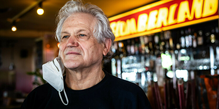 Portrait von Fred Klinger, Wirt der Kneipe Slumberland in Berlin Fußball-Pub in der Potsdamer Straße