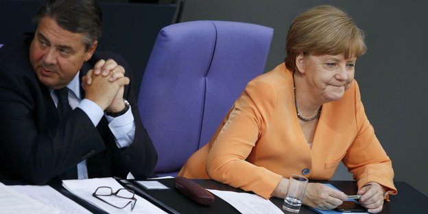Herr Gabriel und Frau Merkel bei einer Debatte im Bundestag