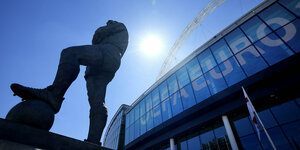 Statue von Booby Moore vor dem EM-Stadion in London.