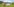 Landschaftsaufnahme mit Strohtier und einem Transparent