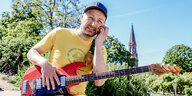 Der Berliner Musiker Jeff Özdemir mit Bassgitarre