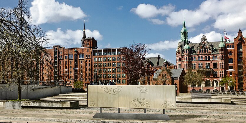 Eine Tafel mit Formen aus Messing auf dem Dar-es-­Salaam-Platz in Hamburg.