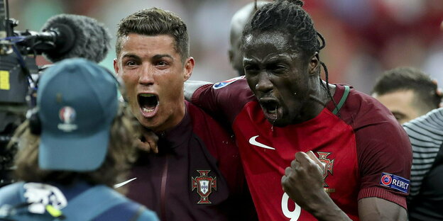 Ronaldo und Eder feiern den Sieg Portugals im Endspiel der Euro 2016.
