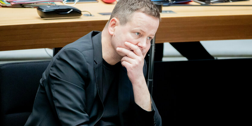 Klaus Lederer in nachdenklicher Pose