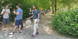 Menschen, die in Kreuzberg auf die Impfung warten