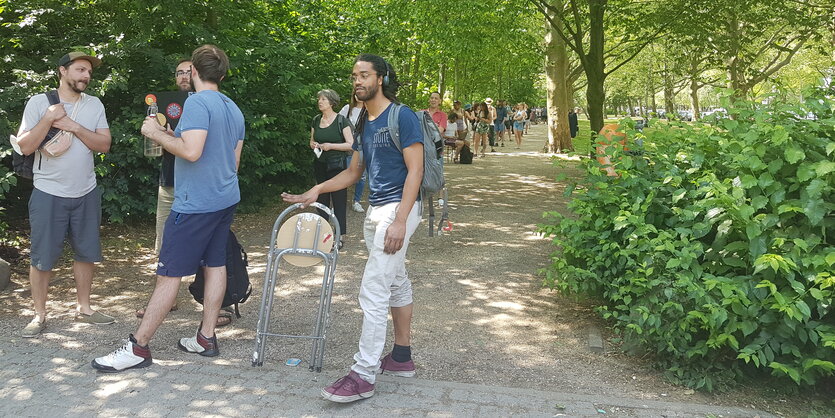 Menschen, die in Kreuzberg auf die Impfung warten