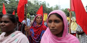Frauen demonstrieren für die Opfer des Einsturzes einer textilfabrik