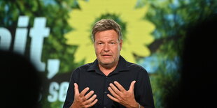 Robert Habeck redet bei der Bundesdelegiertenkonferenz