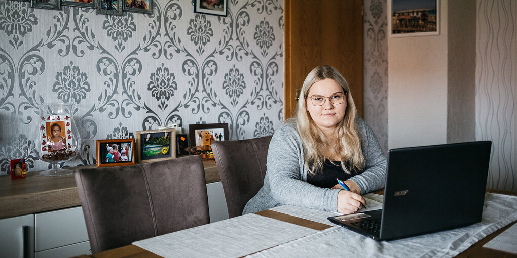 Portrait einer Schülerin vor ihrem Laptop