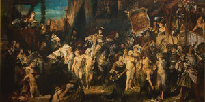 Auf einem opulent gemalten Gemälde stehen viele Menschen, in der Mitte reitet Kaiser Karl V. auf einem Pferd, um ihn herum stehen nackte Frauen