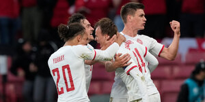 Mikkel Damsgaard (2.v.r) aus Dänemark feiert zusammen mit seinen Mannschaftskollegen den Treffer zum 0:1. Mikkel Damsgaard (2.v.r) aus Dänemark feiert zusammen mit seinen Mannschaftskollegen den Treffer zum 0:1.