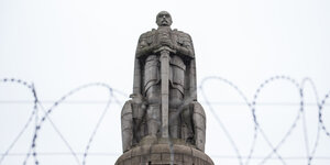 Das Bismarck-Denkmal oberhalb des Hamburger Hafens