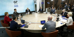 G7 Mitglieder sitzen an einem runden Tisch