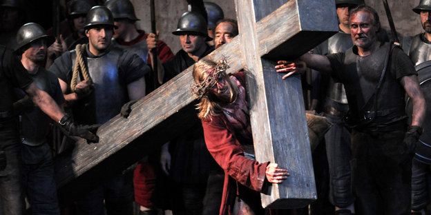 Jesus-Schauspieler trägt ein Kreuz