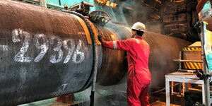 Ein Facharbeiter bereitet ein Rohrstück für die Gasleitung Nord Stream 2 vor