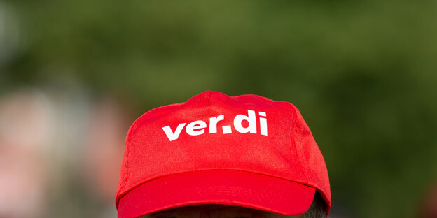 Eine rote Käppi mit der Aufschrift "Verdi"