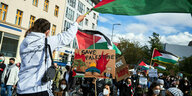 Hunderte demonstrieren in Berlin be einer pro Palästina Demonstration mit dahnen in Berlin