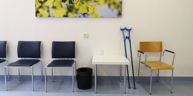 Stühle und Krücken in einem Wartezimmer