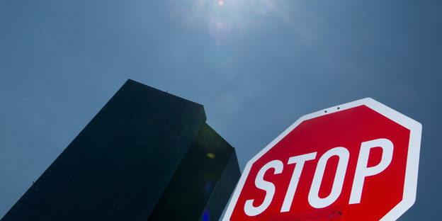 Ein Stop-Schild steht vor der EZB