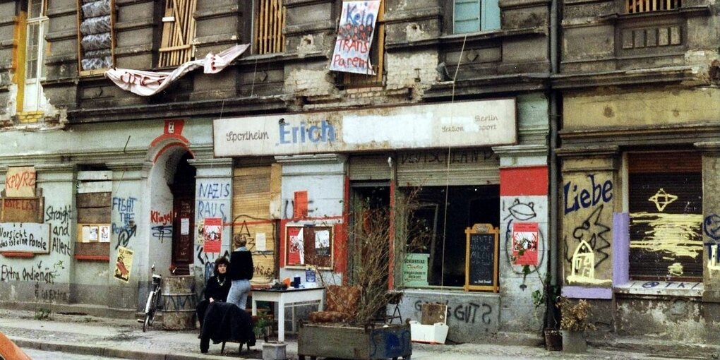 Besetzte Häuser in der Ost-Berliner Mainzer Straße im Juni 1990